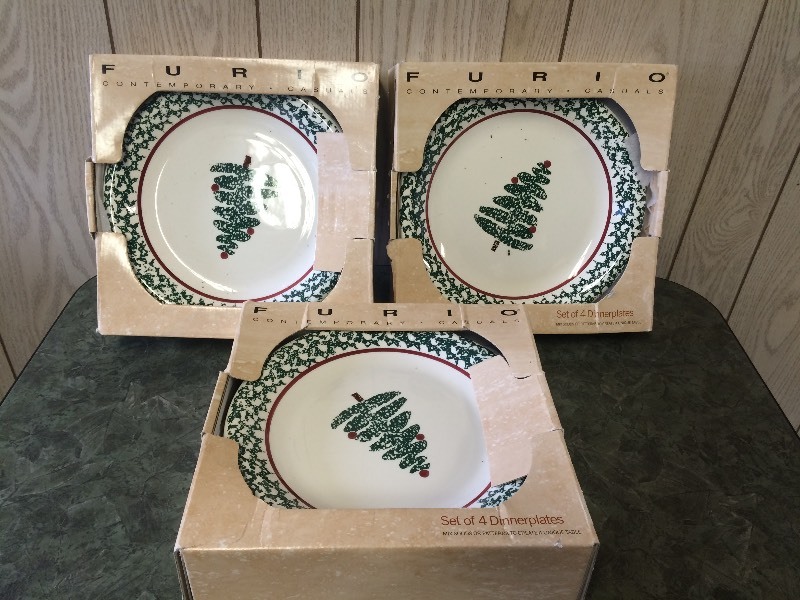 lot 15 image: 12 NEW CHRISTMAS TREE PLATES