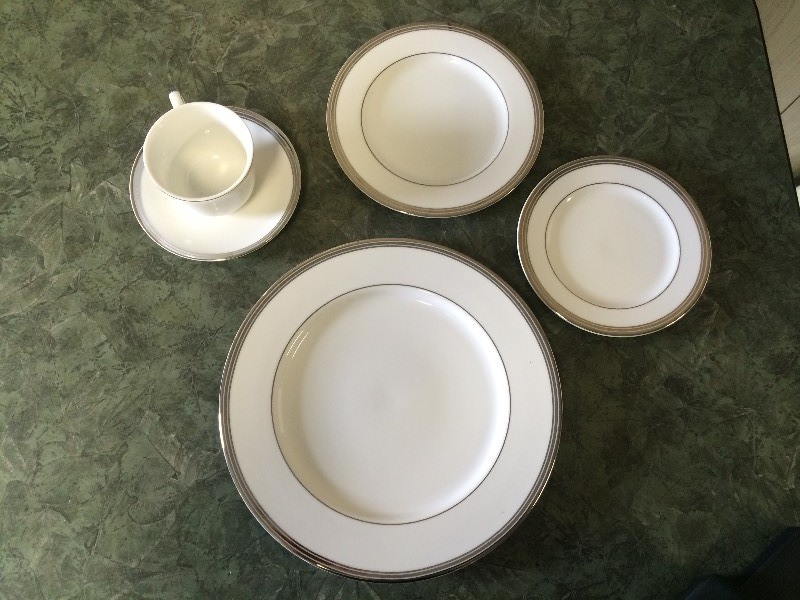 lot 19 image: NEW ROYAL DOULTON CHINA SERVICE FOR 8