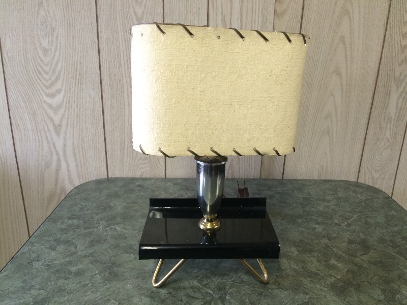 lot 23 image: MID CENTURY LAMP