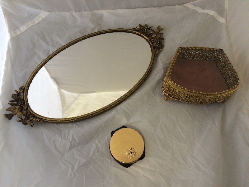 lot 24 image: VANITY COLLECTIBLES MIRROR & JEWELRY BOX & COMPACT