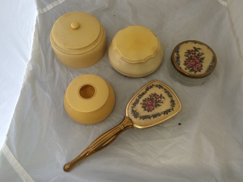 lot 25 image: VANITY COLLECTIBLES BRUSH & MIRROR