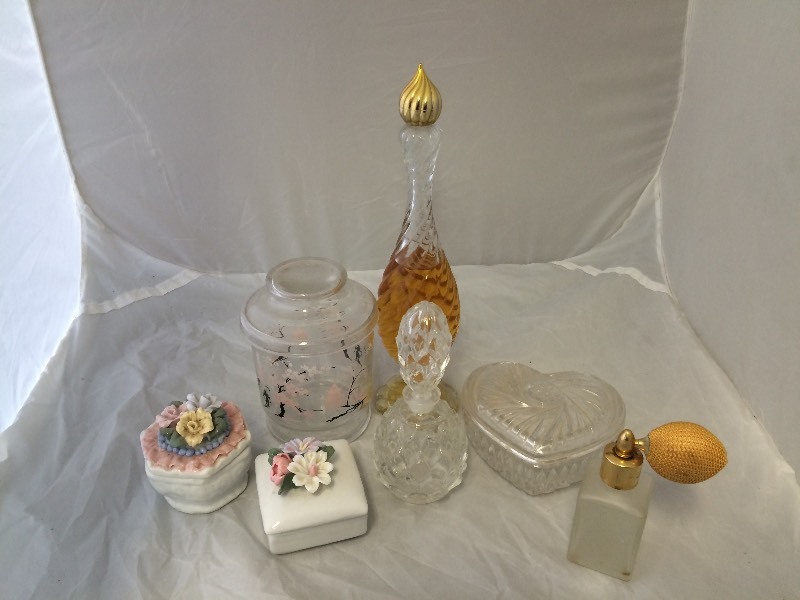 lot 26 image: VINTAGE PERFUME BOTTLES & TRINKET BOXES