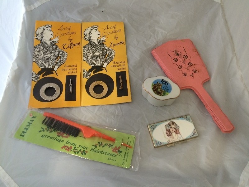 lot 28 image: VINTAGE MIRROR, SCARF PINS, BRUSH, PILL & TRINKET BOX