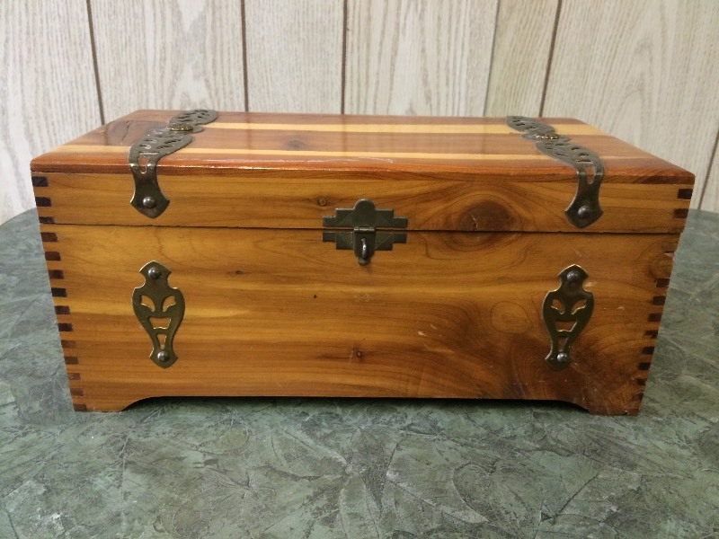 lot 30 image: CEDAR HINGED MEMORY BOX