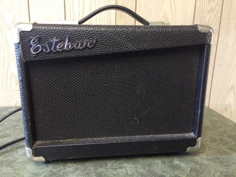 lot 33 image: ESTEBAN GUITAR AMP