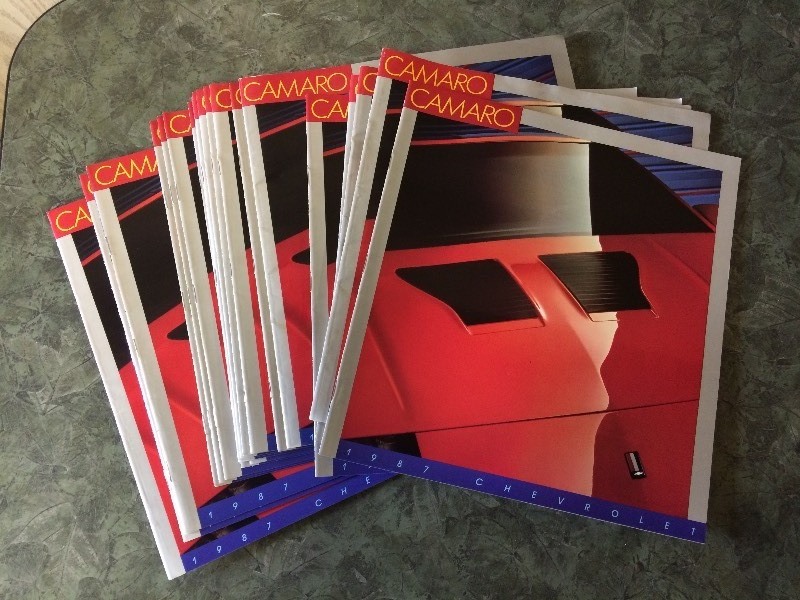 lot 35 image: 20 CHEVROLET 1987 CAMARO ADVERTISING BOOKLETS