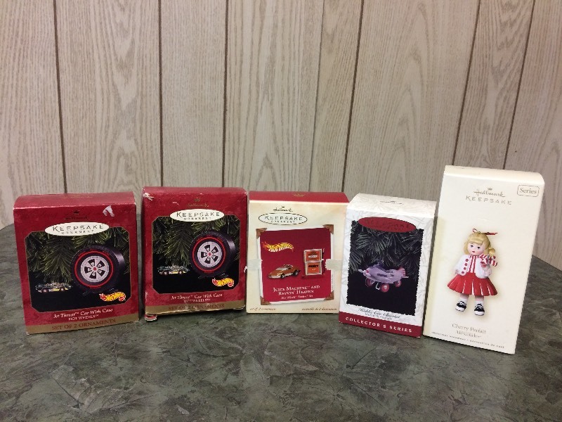 lot 46 image: 5 HALLMARK ORNAMENTS - TOYS