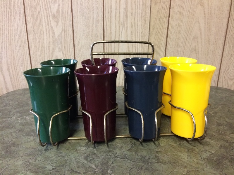 lot 73 image: VINTAGE MID CENTURY 8 GLASSES IN HOLDER