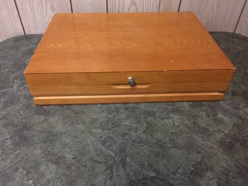 lot 77 image: WOODEN SILVERWARE BOX