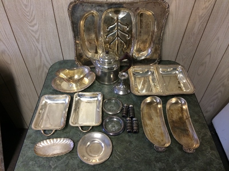 lot 81 image: SILVERPLATE LOT