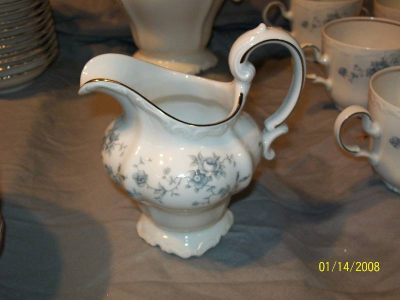lot 1 image: 67 Piece Vintage Johann Havilands Blue Garland Bavarian China Set which Includes