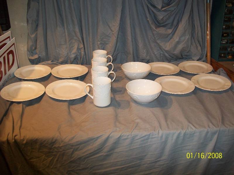 lot 15 image: 14 Piece Thomson White Seashell Pottery China. Includes 8- 8 Salad Plates, 2- 2-12 Deep Bowls, 4- 4-12 Deep Coffee Mugs. Condition Vintage Pristine.