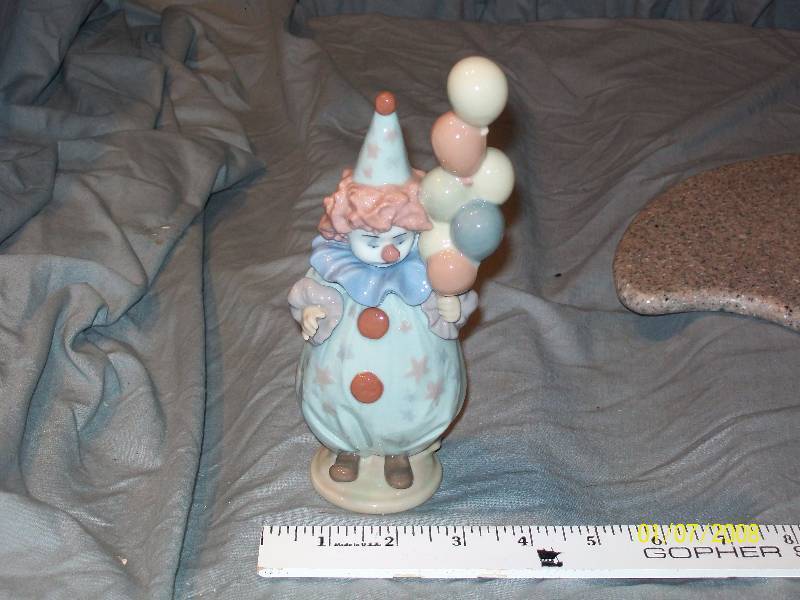 lot 40 image: 6 Piece FigurineStatueNick Nack Ensemble of Elephants, LLARDO & Pierrot Clowns, Lion-Lamb. & Stone PlatformCutting Bd