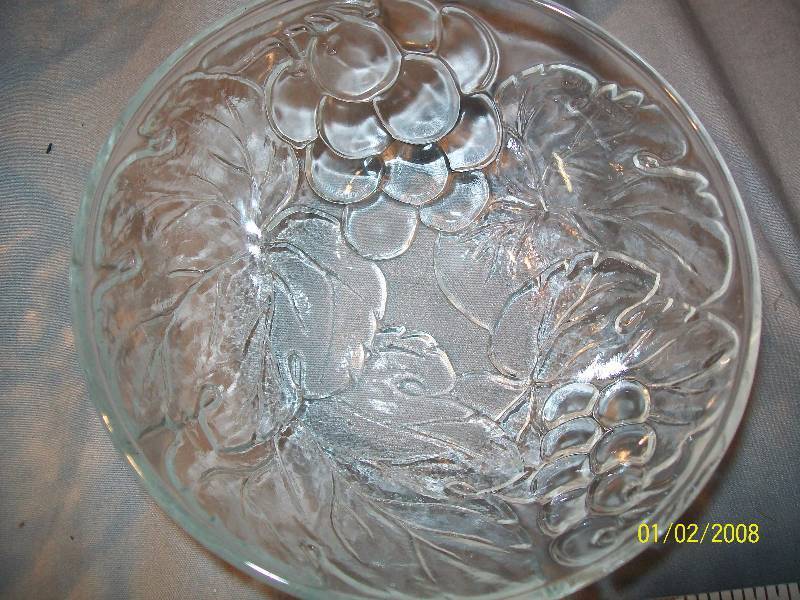 lot 55 image: 6 Piece Glass FruitSalad Bowls with Grape or Bing Cherry Design
