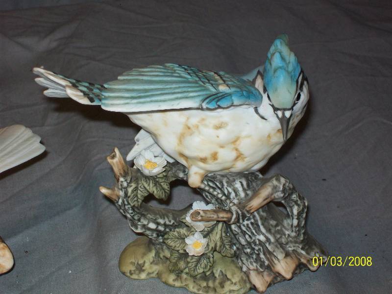 lot 67 image: 3 Piece Bird StatueFigurines Includes Porcelain Blue Jay & 1985 Doves by Mizuno,