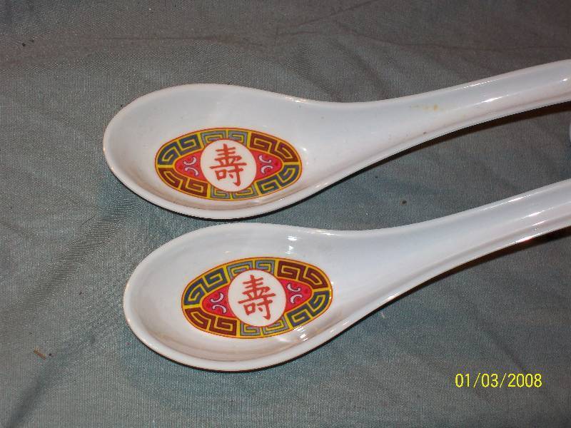 lot 72 image: 10 vintage Made in China  Chinese Porcelain SoupTea Bag holder Spoons & 4 Plastic