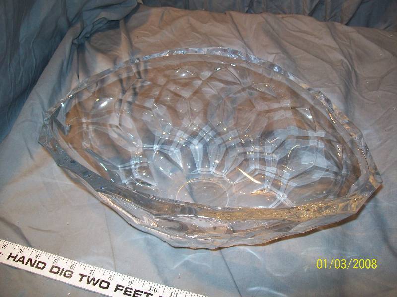 lot 73 image: Vintage Exquisite Clear Cut OvalOblong Glass Bowl & Clear Criss Cut Glass PlatterTray