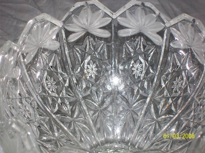 lot 74 image: Vintage Exquisite Clear Cut Crystal Bowl with Star Fan Design. 7-12.