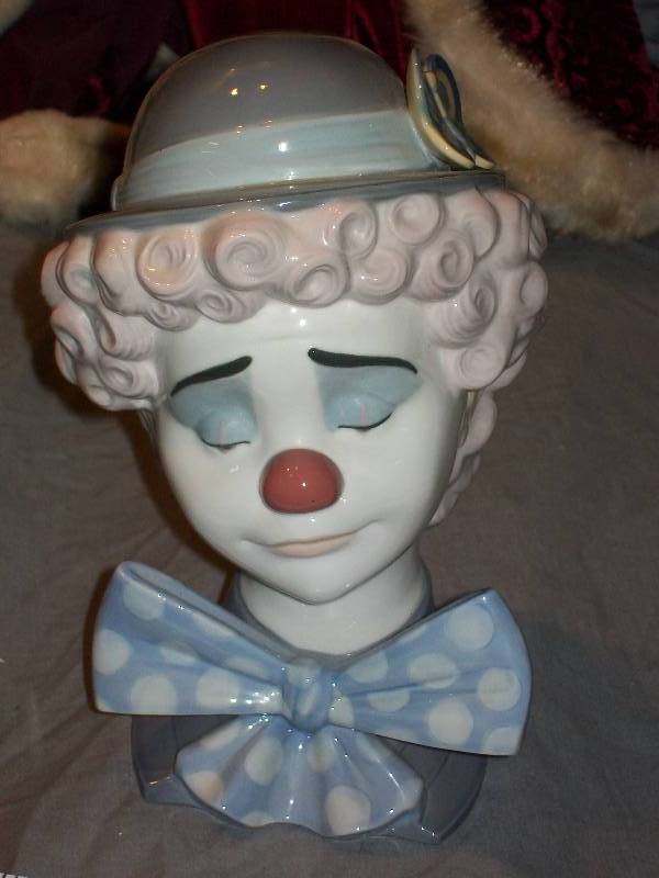 lot 86 image: 2 Piece Vintage Daisa LLARDO Handmade Porcelain Spain Figurines Sad Clown Bust & Drummer Jazz Band