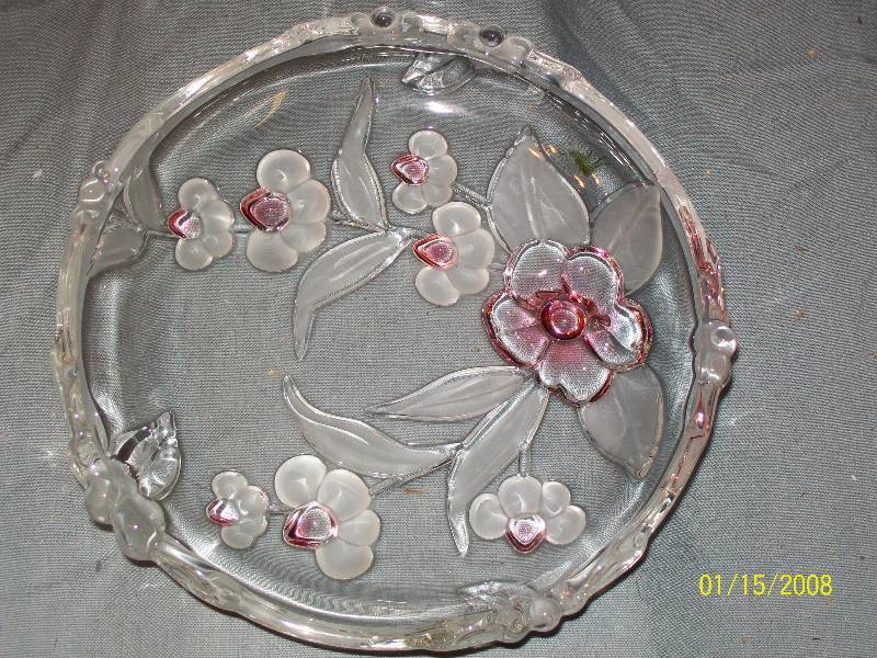 lot 9 image: 6 Piece Mikasa Design Style Decorative Sculptured Floral Glass Snack set