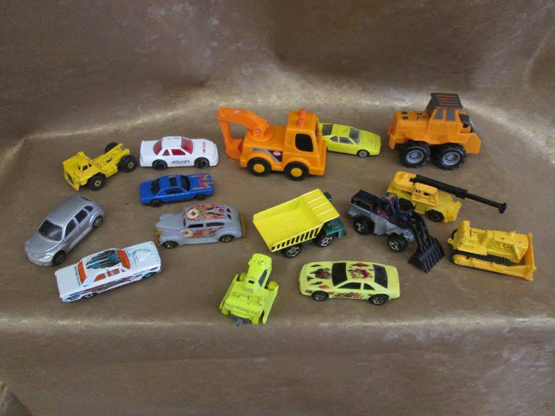 lot 6 image: Assorted Toy Cars & Construction Eq...