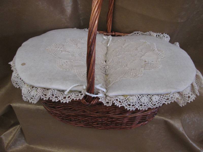 lot 10 image: Covered Woven Basket...
