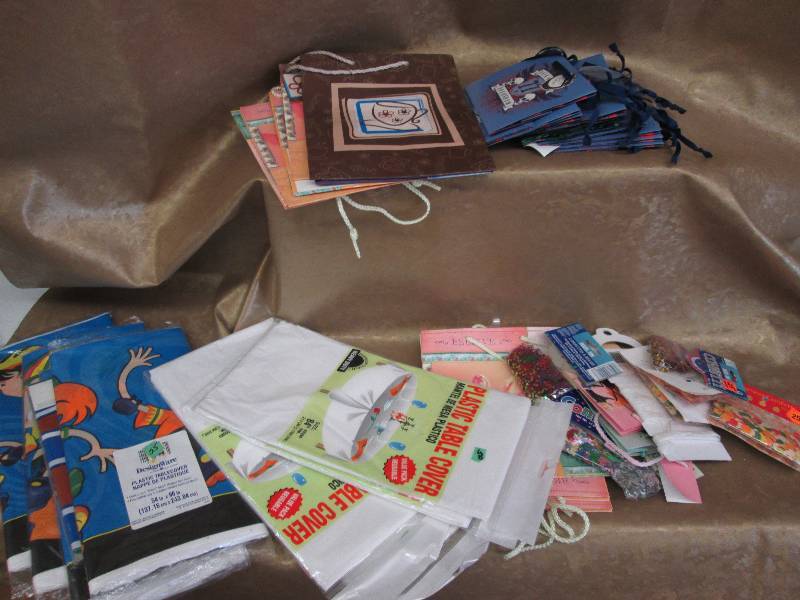 lot 11 image: Mixed Lot Gift Bags, Confetti, Tab...