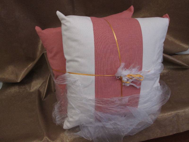 lot 20 image: Set of 2 Pillows...