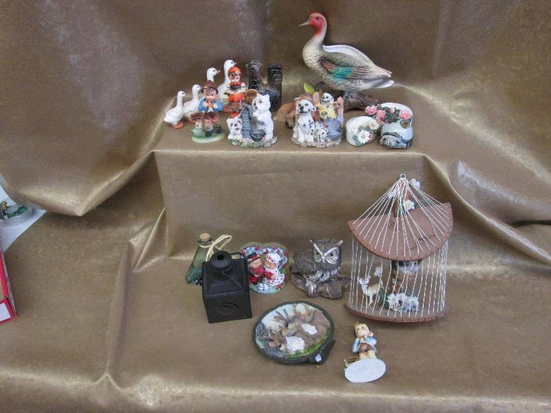 lot 21 image: Assorted Figurine & Dcor Pieces...