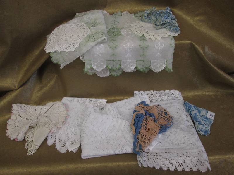 lot 28 image: Assorted Doilies & Runners...