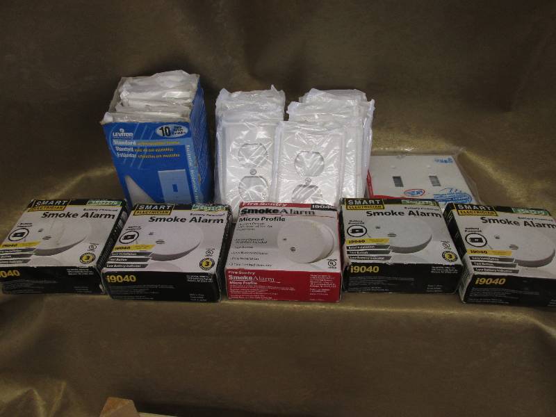 lot 59 image: Lot of 5 Battery Smoke Alarms, Plug...