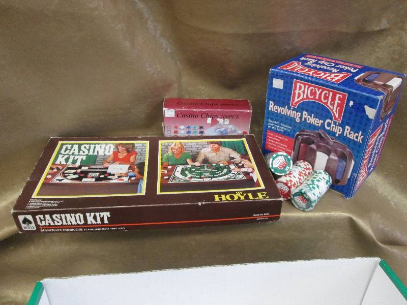 lot 72 image: Casino Kit, Chips, Chips in Revolvi...