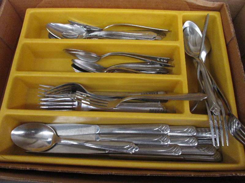 lot 83 image: Silverware in Plastic Organizer...