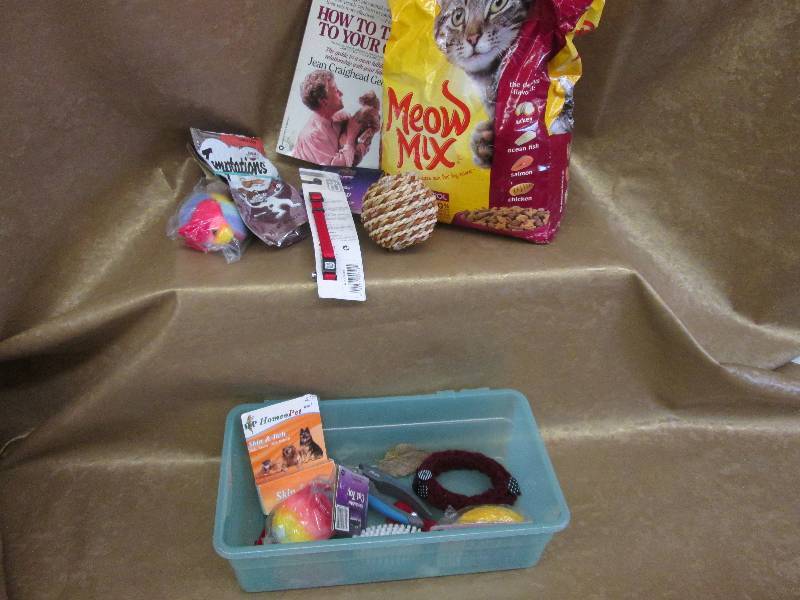 lot 88 image: Cat Items & Toys...