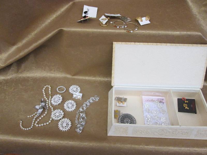 lot 118 image: Assorted Jewelry...