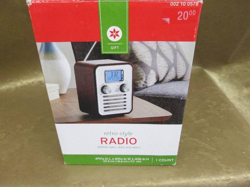 lot 119 image: Retro Style Radio , Clock Alarm...