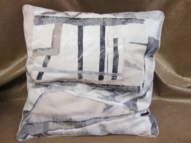 lot 123 image: Large 22 inch accent pillow...