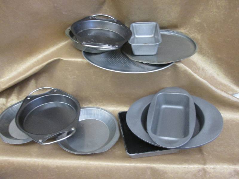 lot 132 image: Assorted Bakeware ...