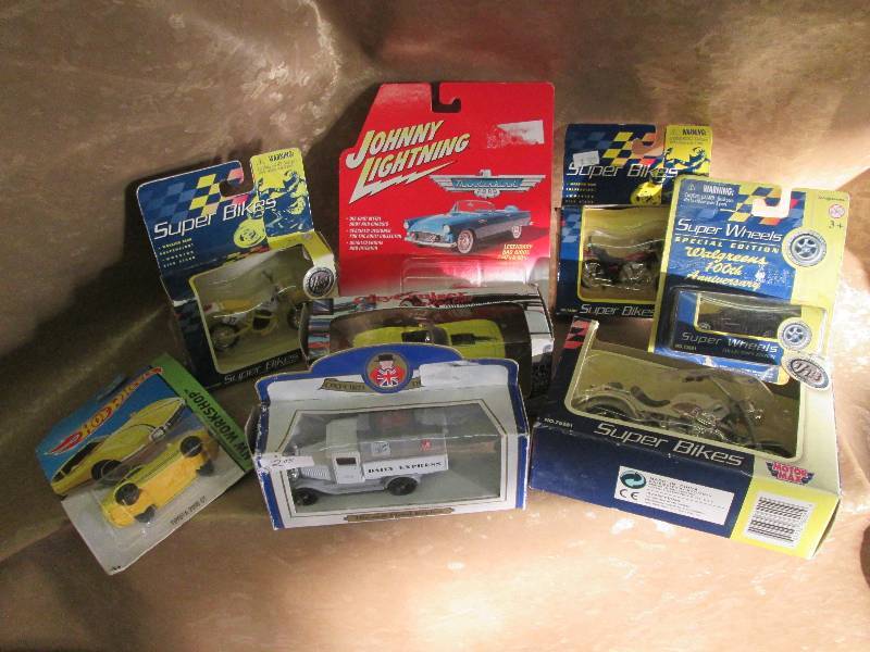 lot 142 image: Lot of 8 Toy Model Vehicles...
