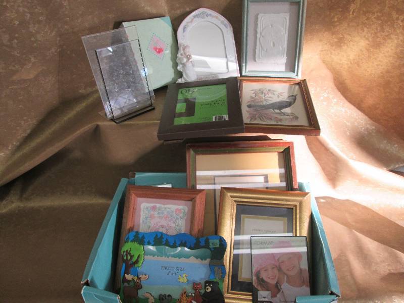 lot 143 image: Wall Dcor Items & Photo FramesAl...