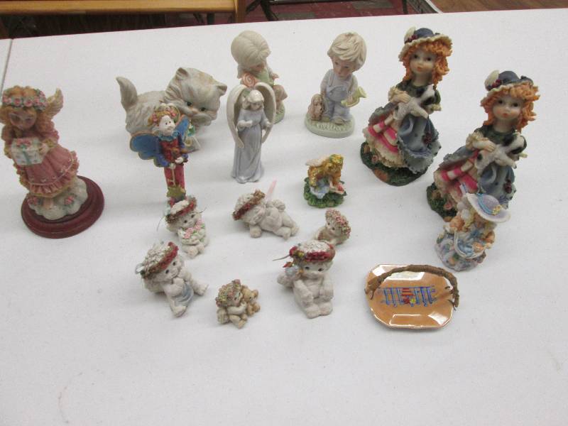lot 156 image: Lot of Dcor Figurines including s...