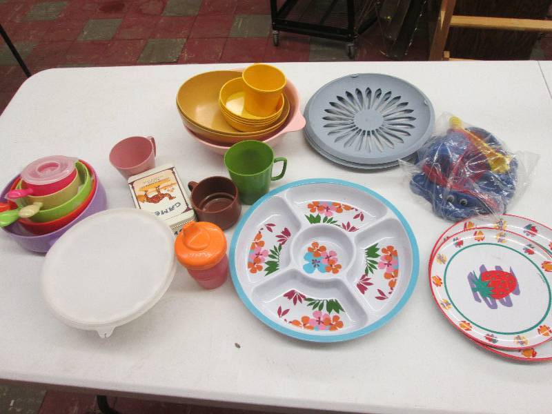 lot 159 image: Assorted Plastic Ware, including ki...