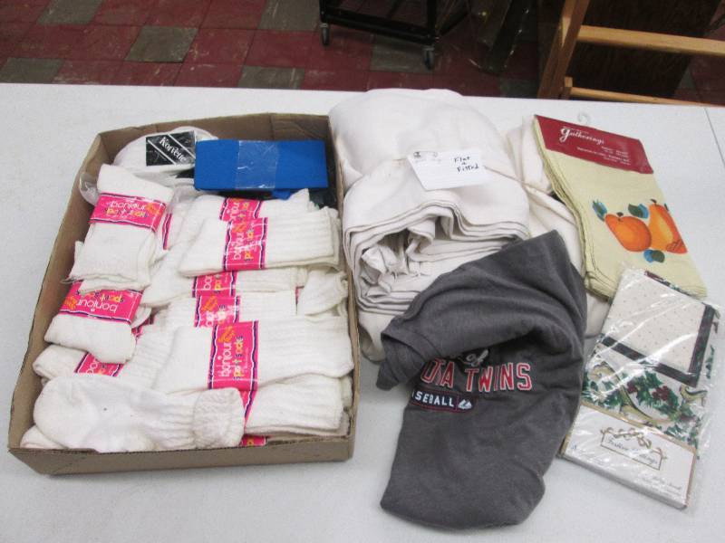 lot 165 image: Full flatfitted sheets, napkins, g...