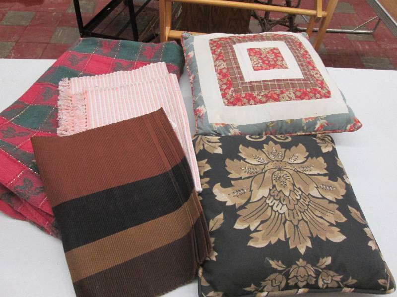 lot 174 image: Pillows, Placemats, Table cloth...