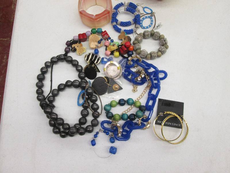 lot 176 image: Assorted Jewelry...