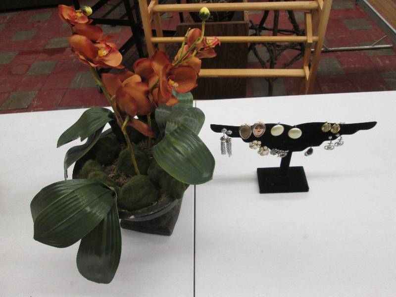 lot 181 image: Artificial Amaryliis Plant, Earring...