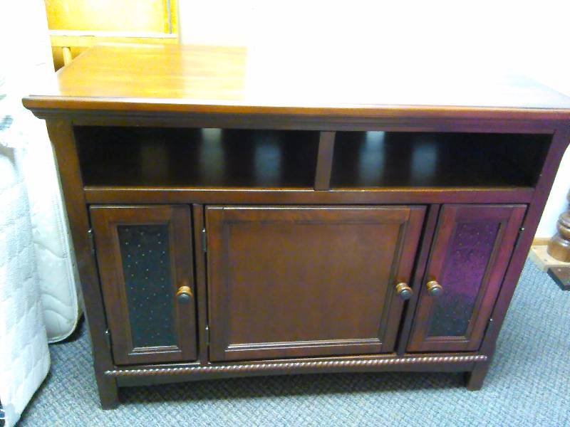 lot 1 image: Entertainment Center, Near New Condition