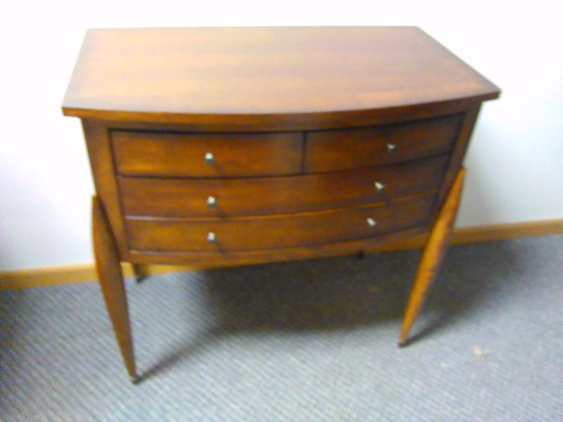 lot 5 image: Accent Table, Excellent, like new condition.