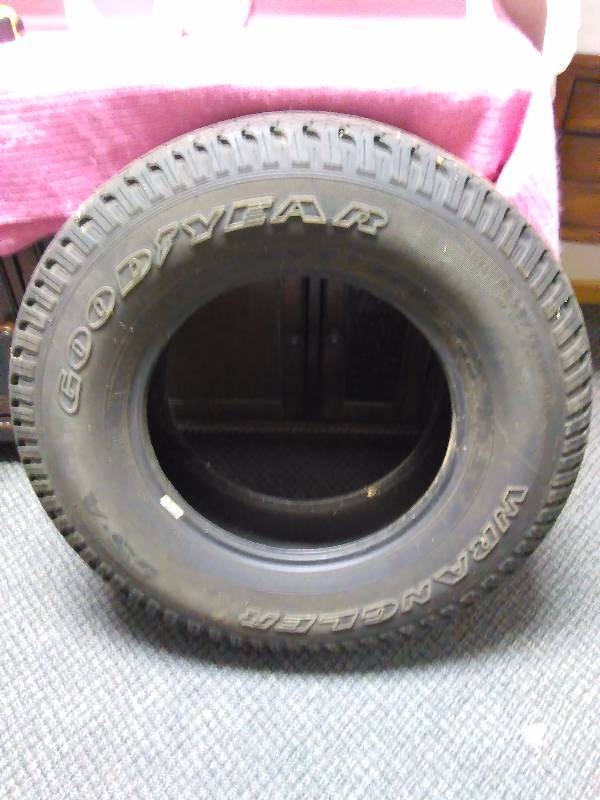 lot 11 image: Good Year Wrangler Tire, 265 70 17, excellent tread remaining