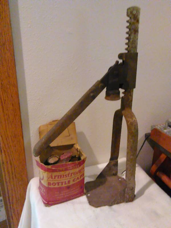 lot 16 image: Vintage Bottle Capper Machine with caps